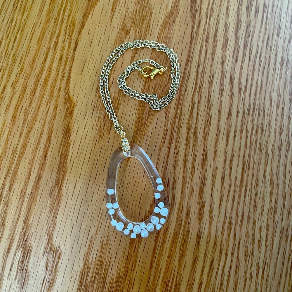 Women’s resin pearl necklace